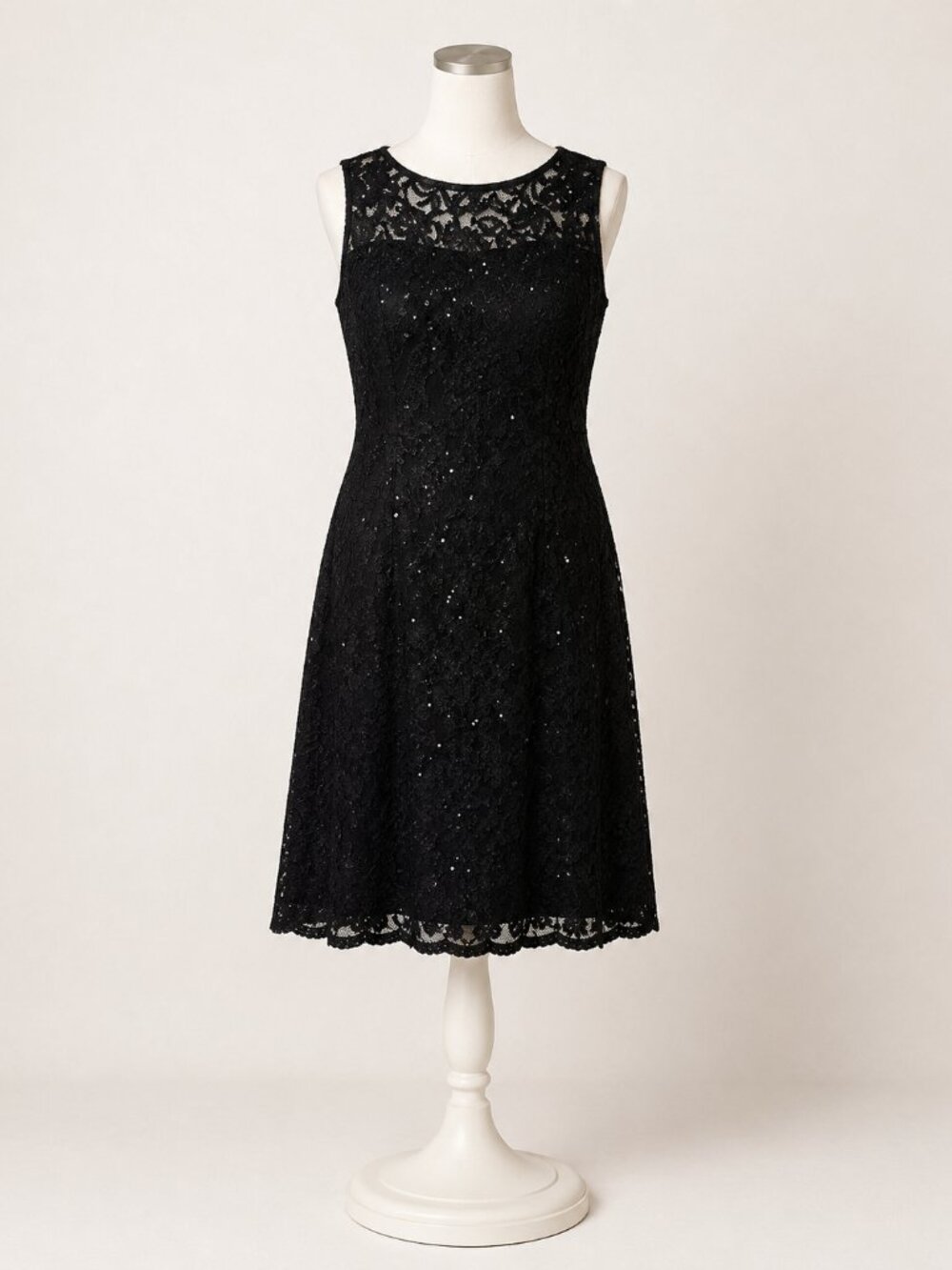 Elegant Liz Claiborne sleeveless dress in women’s size 12. Features a beautiful